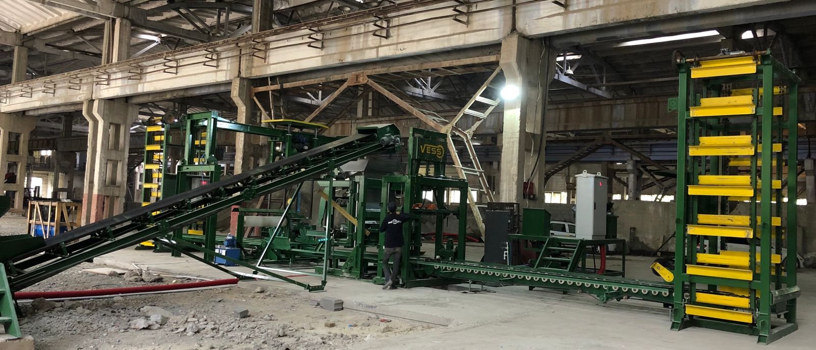 Machine Avantgarde qui fabrique des parpaings en 8 heure