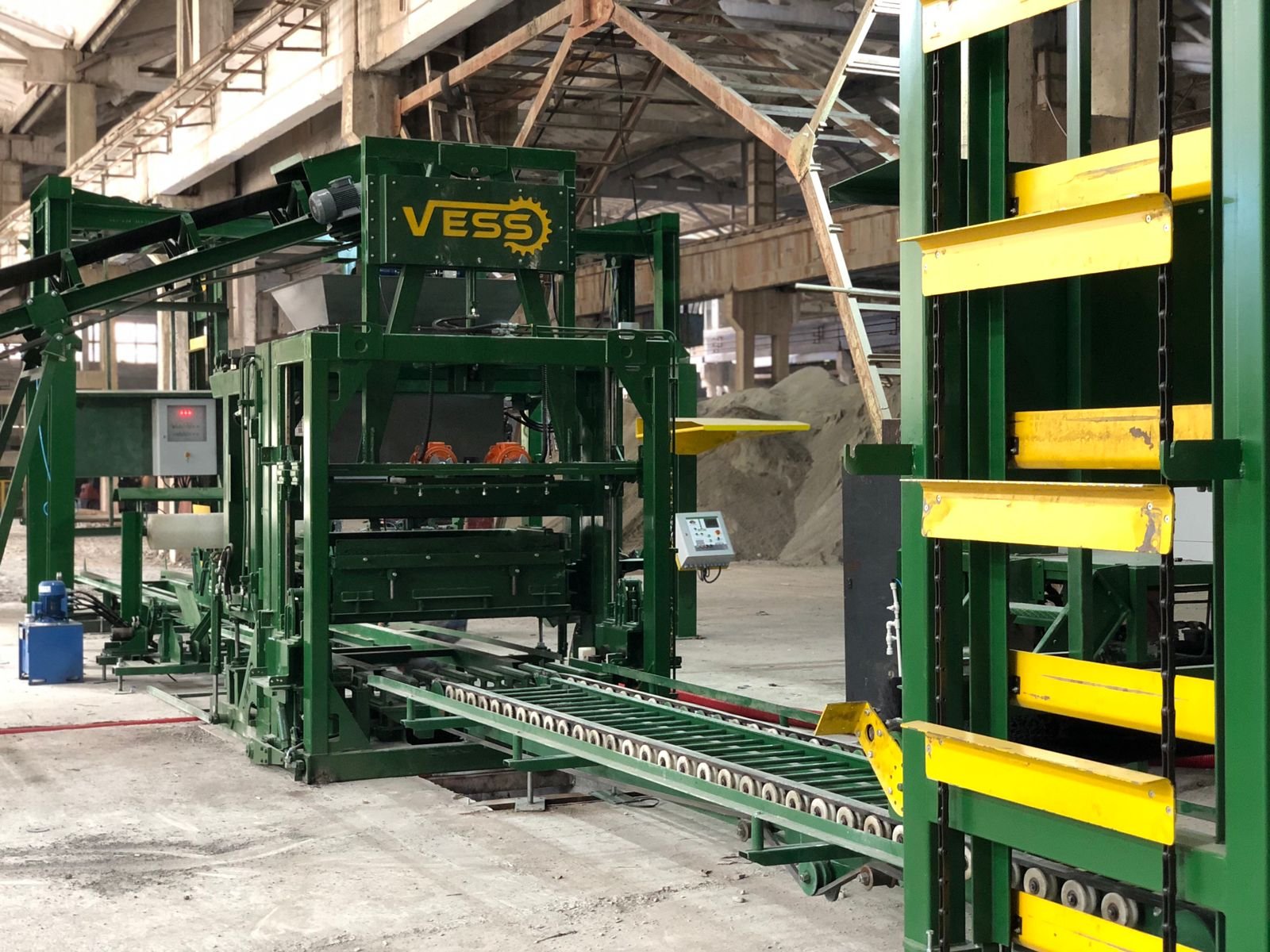 Machine Avantgarde qui fabrique des parpaings en 8 heure